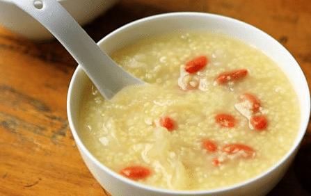 熬小米粥时，谨记3窍门，米粥香又浓，米油厚，学会了每天喝一碗