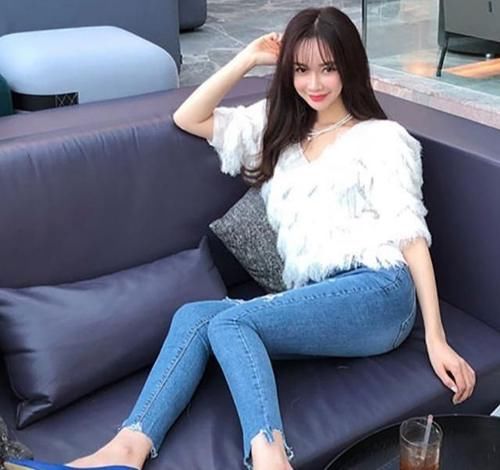 时尚|“烂大街”的紧身牛仔裤，对于美女的修饰不容小觑！