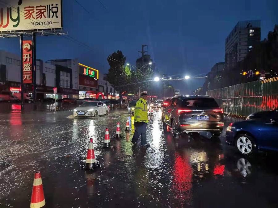 潍坊|以雪为令！潍坊交警守护出行平安