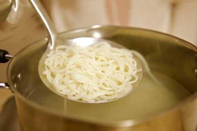 早餐面条这样做,香到骨子里,孩子一大碗都不够吃