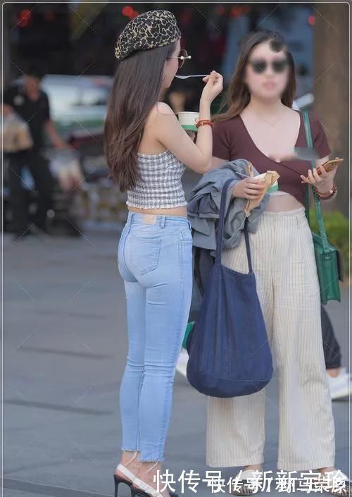 小蛮腰|格子吊带背心,紧身牛仔长裤搭配黑色高跟,这身搭配气质十足