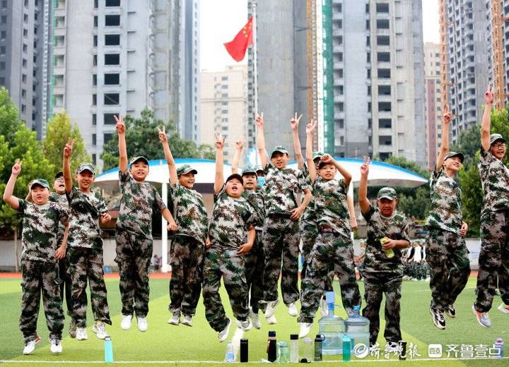 齐鲁壹点|融入人生底色、展示少年风采，聊城市实验中学举行新生军训汇演