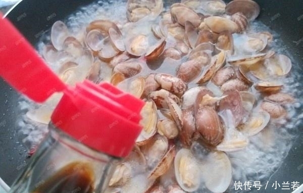 春天这海鲜“白菜价”,2元1斤,比鱼鲜嫩,比虾好吃,出锅后太香