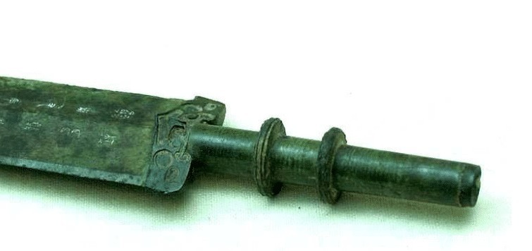 文物专家在街头买下几块断剑,修复后估价2亿人民币!