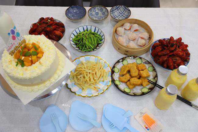 芦笋|孩子过生日,妈妈花一小时搞定一桌菜,网友:精致丰盛不浪费