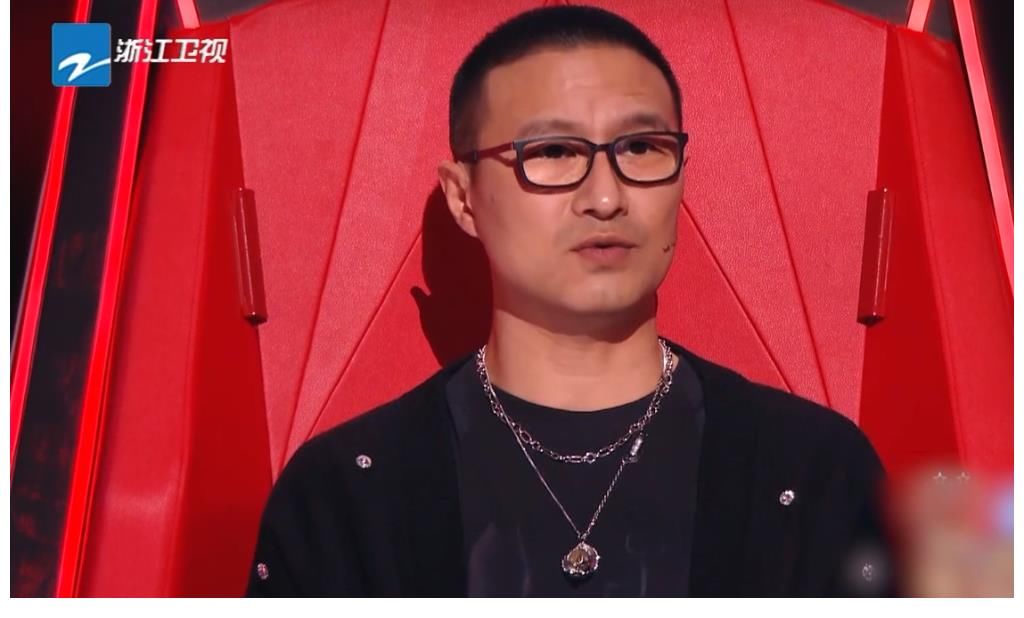 尹毓恪|《好聲音2021》第一場(chǎng)PK，快樂(lè)男聲季軍被淘汰，那英的選擇很明智