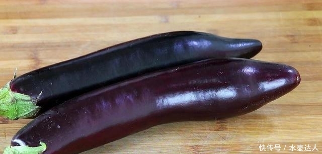 茄子真好吃。加入2个鸡蛋,用筷子搅拌。它在餐桌上最受欢迎