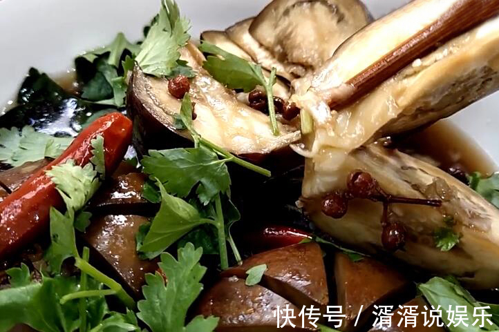 大妈|农村大妈在家腌茄子,酸甜可口,清香绵软,腌12斤能吃半年