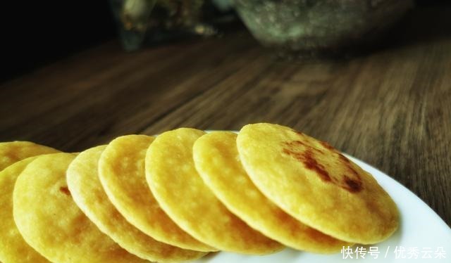 玉米面加鸡蛋搅一搅,早餐很快就做好,松软又营养
