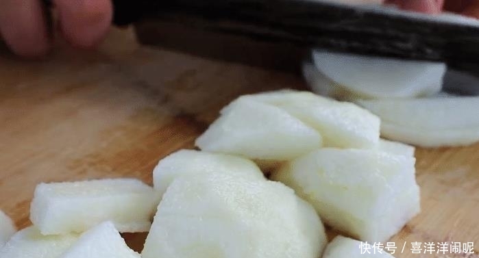 多父母|分享一款雪梨焖鸡汤,甜鲜好吃,营养丰富,孩子爱喝的美味汤羹