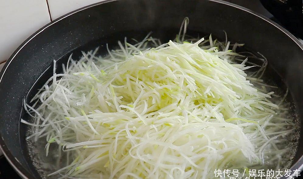 塌陷|蒸包子,记住不要直接上锅蒸,大厨教你一招,包子蓬松暄软不塌陷