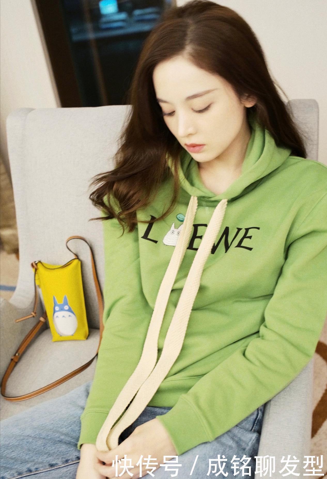 娜扎颜值真能打!羊羔毛外套配毛衣简单不是高级感,难掩时尚气质