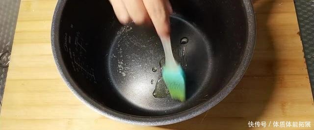 美味的蛋糕上下颠出气泡,电饭锅就可以,快来试一试