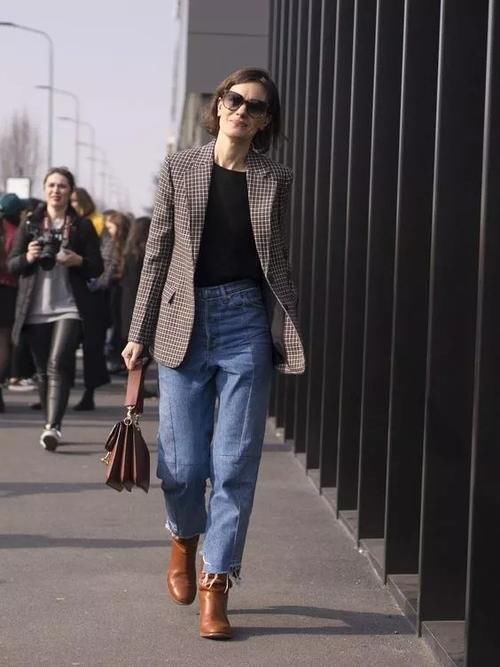 法国夫人穿衣年轻！西装搭运动鞋太时髦，小25岁老公牵手抿嘴笑