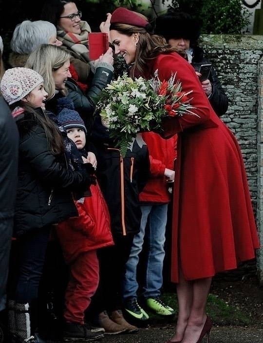 梅根 圣诞凯特再穿红衣实力碾压梅根蓝装,查尔斯形单影只却不见卡米拉