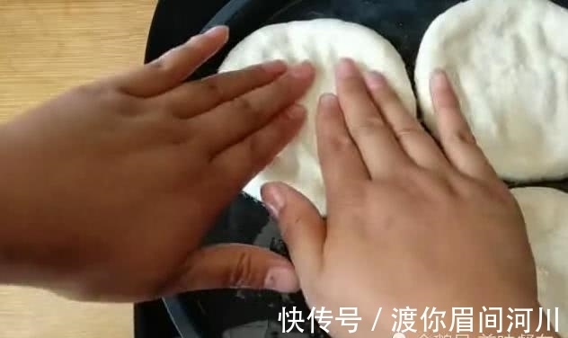 鸡蛋|4个鸡蛋，1碗面粉，不揉面，不擀面，简单做出超好吃的鸡蛋饼
