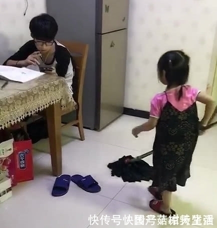 二胎|小学生妹妹拖地,踢了哥哥一脚,说了8个字,网友红了眼:真幸福