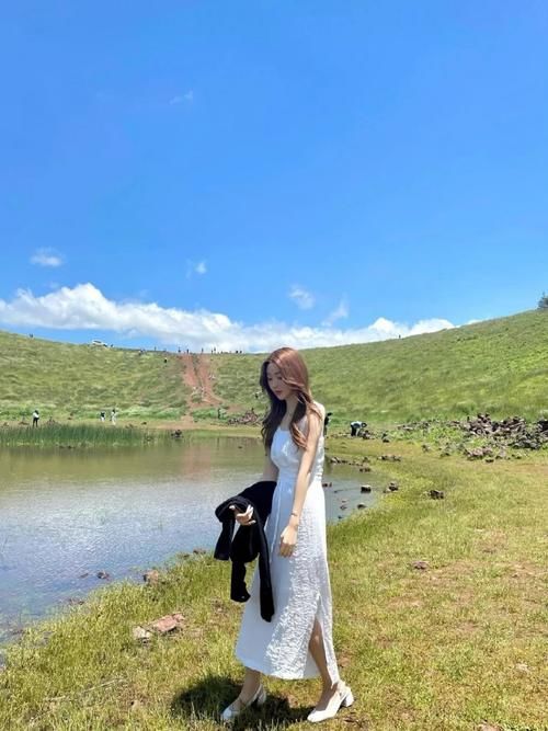 光泽感|女神穿搭无需复杂，简约吊带裙配西装就很美，单穿小性感恰到好处