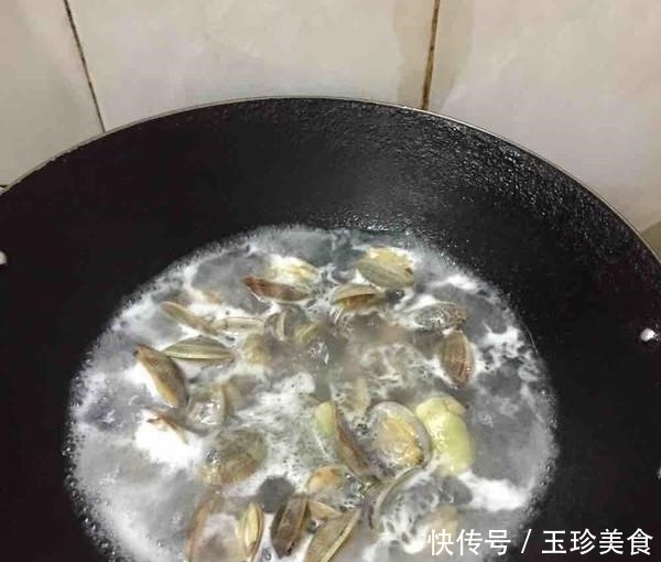 炒花甲怎么才能做出鲜味又没沙子？海边人教你正宗做法，巨赞！