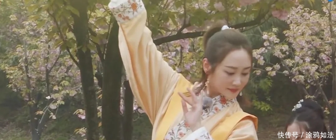 黄旭熙 《奔跑吧》太尴尬:黄旭熙叫错周也角色名,李纯跳樱花舞好违和