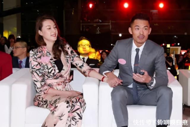 谢杏芳和林丹罕见亮相 红色印花突出高挑身材 气势不输林丹