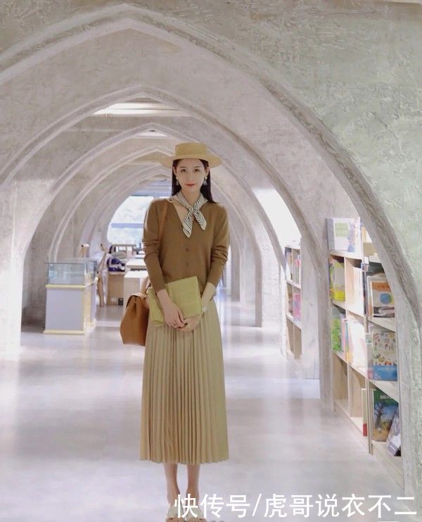 觉得穿搭太单调？一根“丝巾”就解决，这些小心机太亮眼了