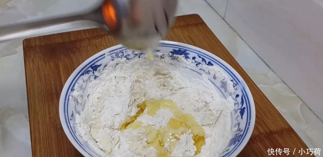 1斤韭菜, 2个鸡蛋, 不用一滴水, 比韭菜盒子都好吃, 放凉都不会硬