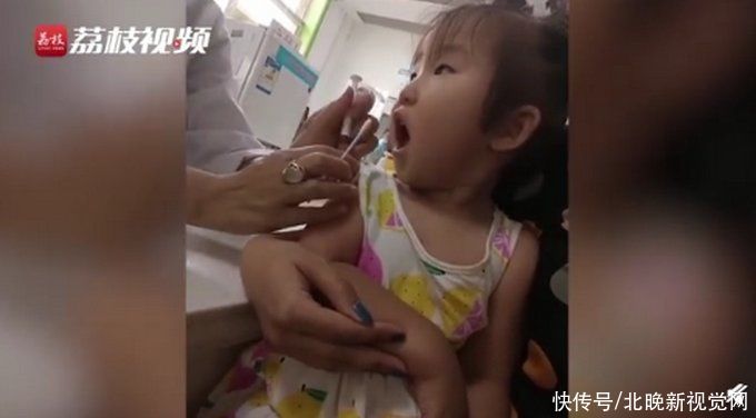 宝宝|可可爱爱!2岁宝宝打针一看棉签立马张嘴:以为做核酸检测