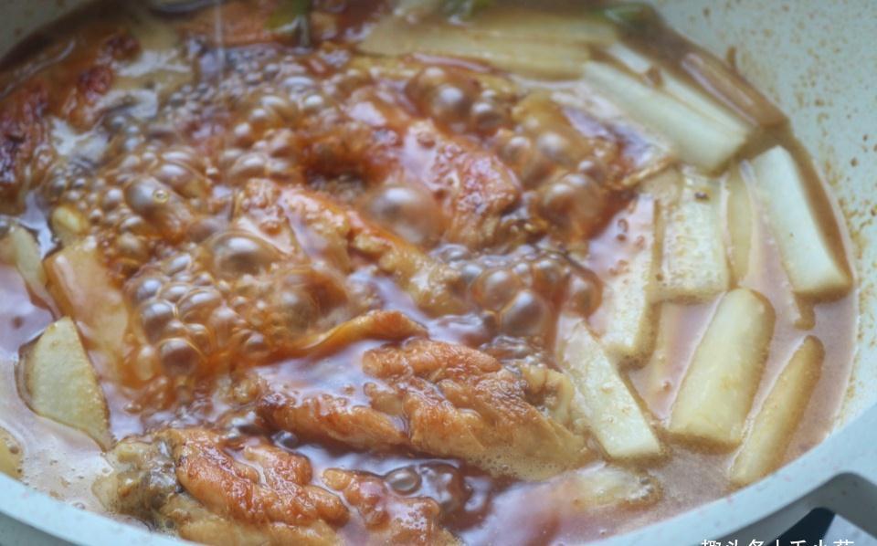 天气转冷，别忘了吃秋天第一菜，炖鸡翅营养美味，贴秋膘首选