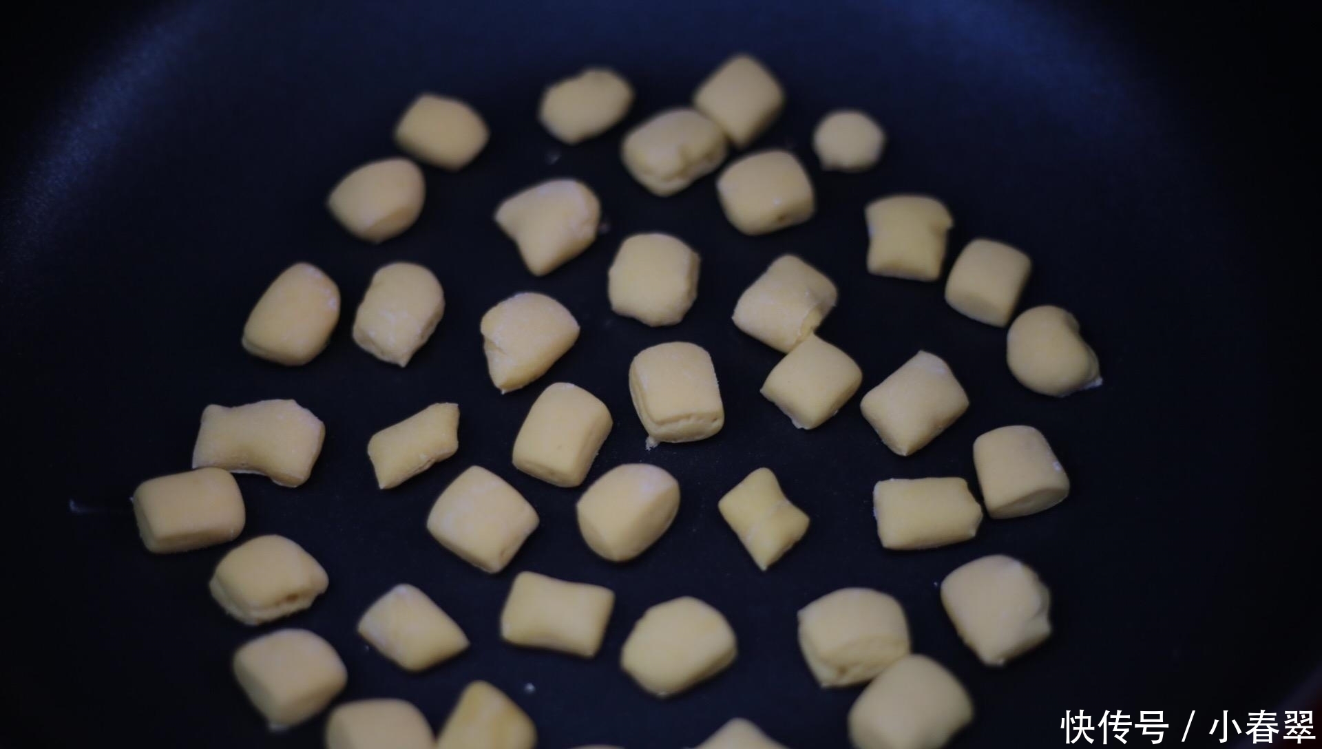 馒头|面粉里加点南瓜,不蒸不烤,出锅女儿抢着吃,太香了,好吃不上火