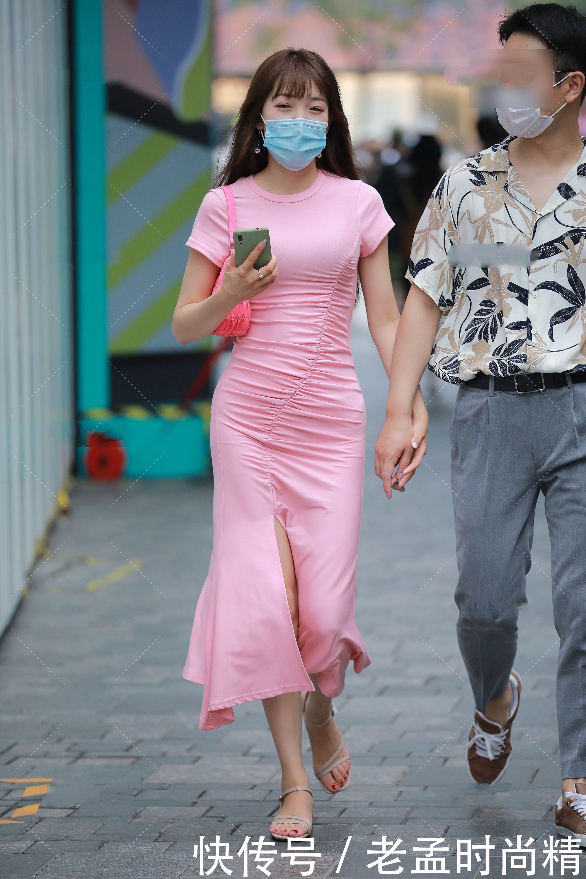 圆领|街拍:圆领开叉连衣裙, 优雅又时尚, 彰显气质女人魅力