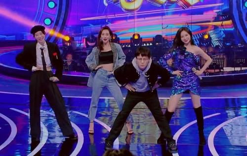  表情|沈梦辰穿短裙跳舞用力过猛，音乐停止后，一旁导演表情太真实了