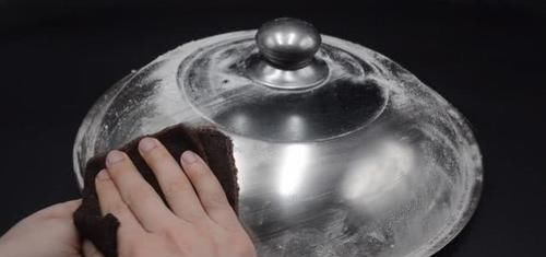 不管锅盖有多脏,不用任何洗涤剂,轻轻一擦洁净如新,方法太棒了