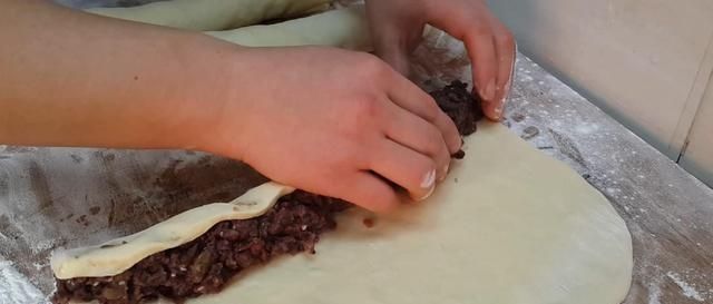 半斤红豆,1斤面粉,不用烤箱,教你做创意红豆包,比发糕还好吃