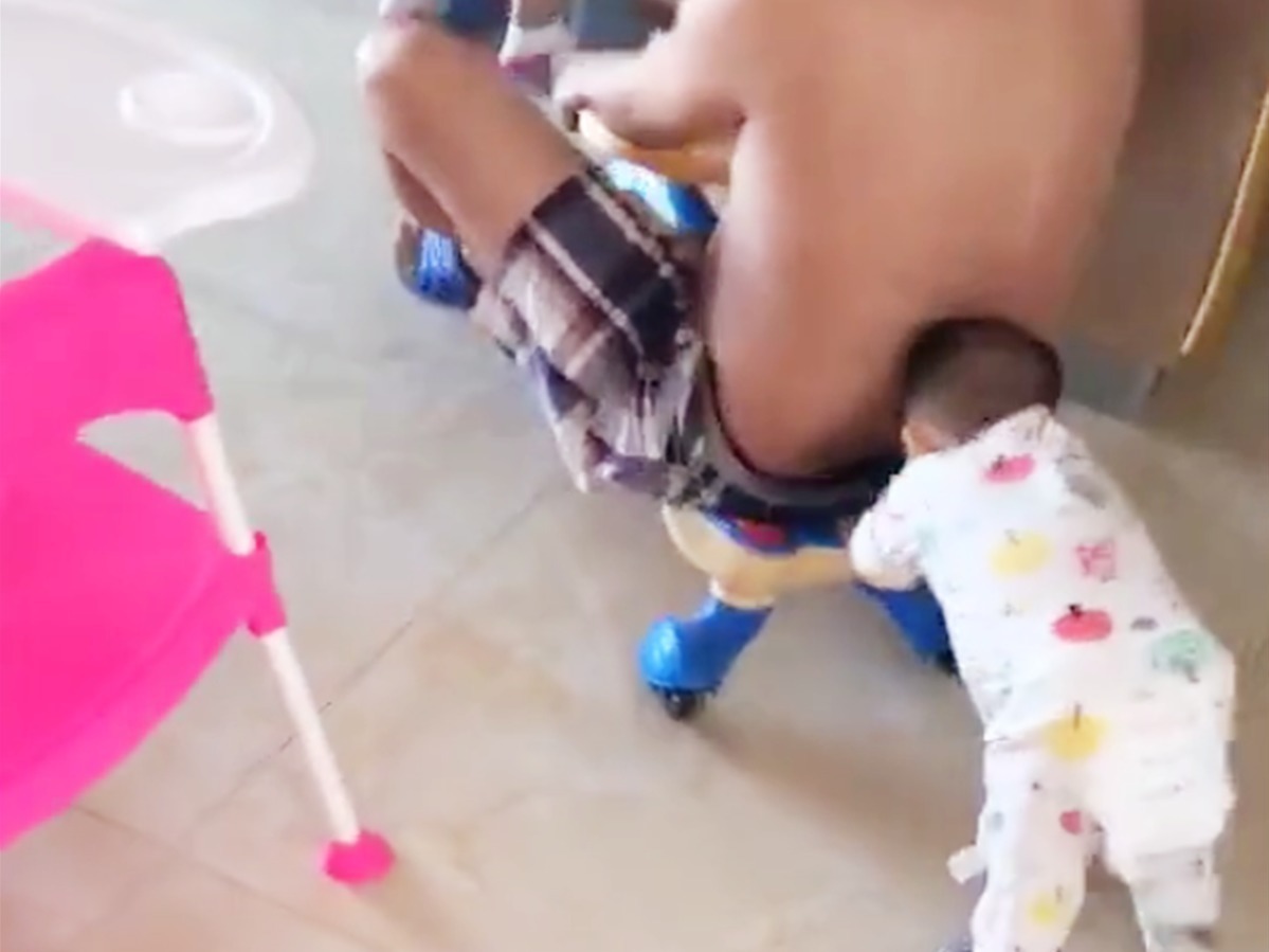 爸爸|妈妈让爸爸看孩子,看到这一幕,网友:混的最差的孩子