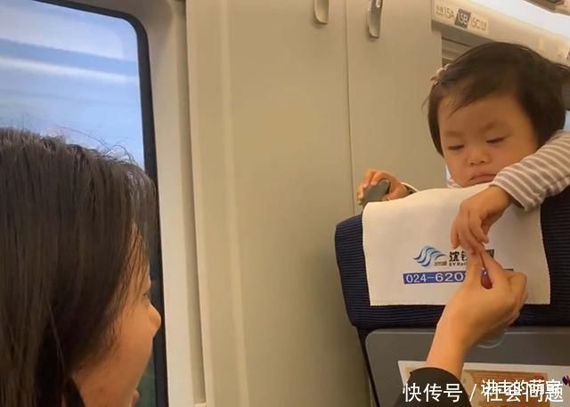 宝宝们|宝宝乘坐高铁,被后座陌生阿姨“投食”,宝宝馋嘴模样萌翻网友