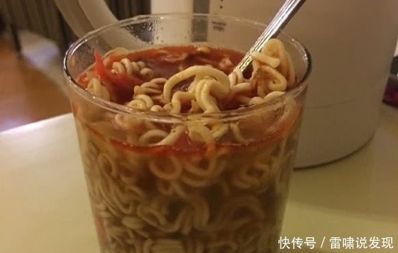  大学生|大学生的“泡面奇葩吃法”，为了能够不洗碗，也真够拼的
