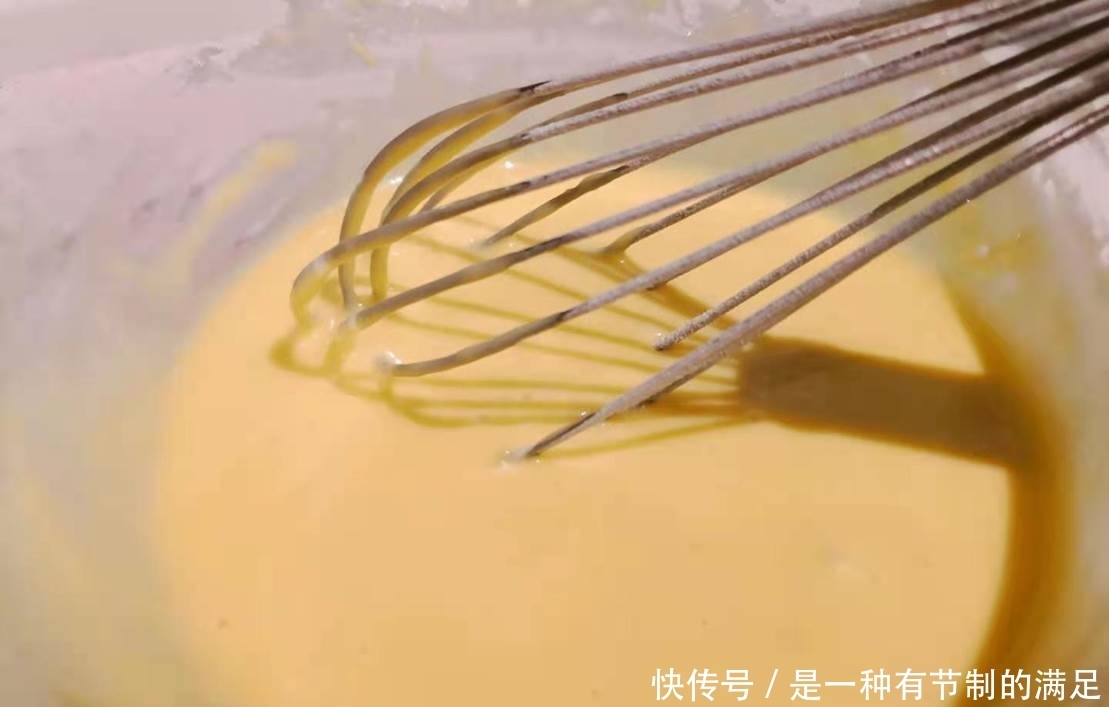 做好这一步，普通的戚风蛋糕，也能拥有“水光肌”