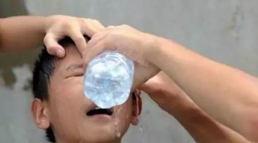 塑料瓶|8岁男孩家中意外失明,太可怕了,家家都有这东西!