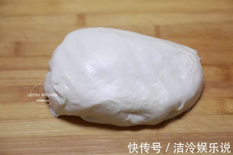 在家做馅饼,和面很重要,照着做馅饼皮薄馅大,放凉了也软软的