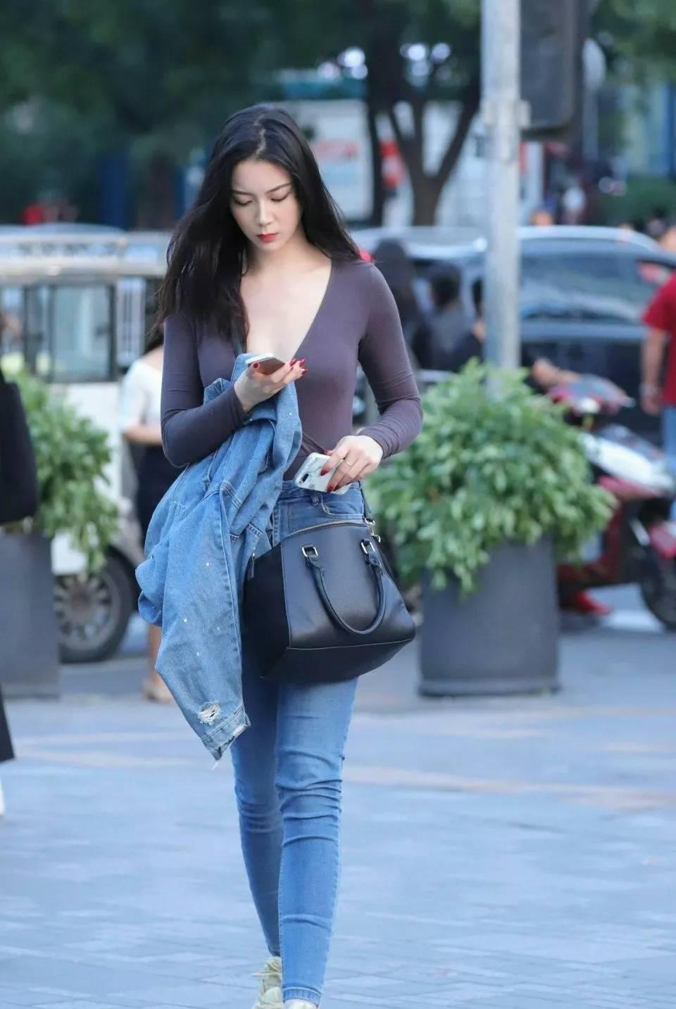 女神|包罗万象的牛仔裤,即使再“烂大街”,也能展示出女神的成熟魅力