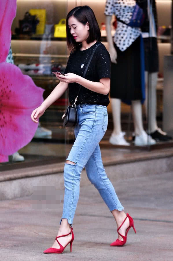 高跟鞋 新的牛仔裤“左边比右边就多一岁”,搭配红色高跟真的是绝配!