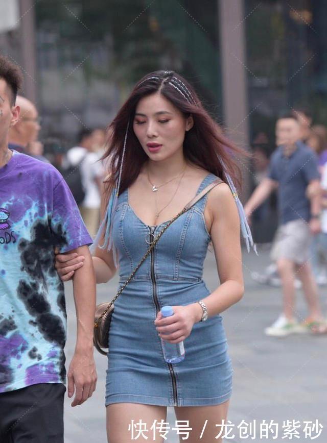 凉鞋|牛仔连衣短裙搭配个高跟凉鞋,娇嫩丰盈,率性洒脱