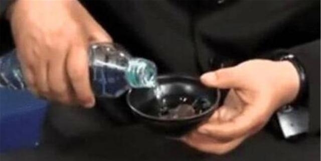 赝品#男子带“破碗”去鉴宝,遭观众嘲笑,专家倒进一杯水后都不笑了
