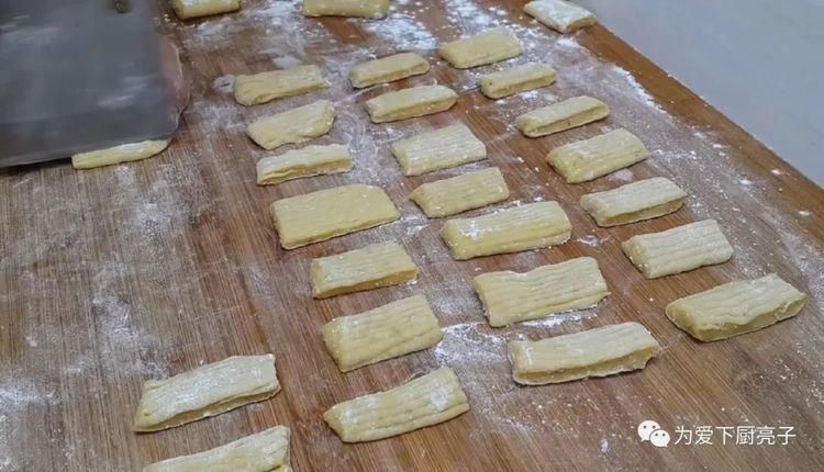 我家油条从来不发面,切一切锅里一炸,松软又香甜,越嚼越舒服