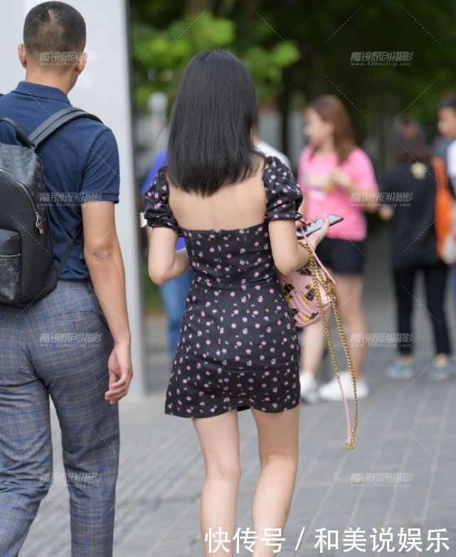 会穿的姑娘是从来不会放过裙子的,这款波点裙有助于提升你的魅力