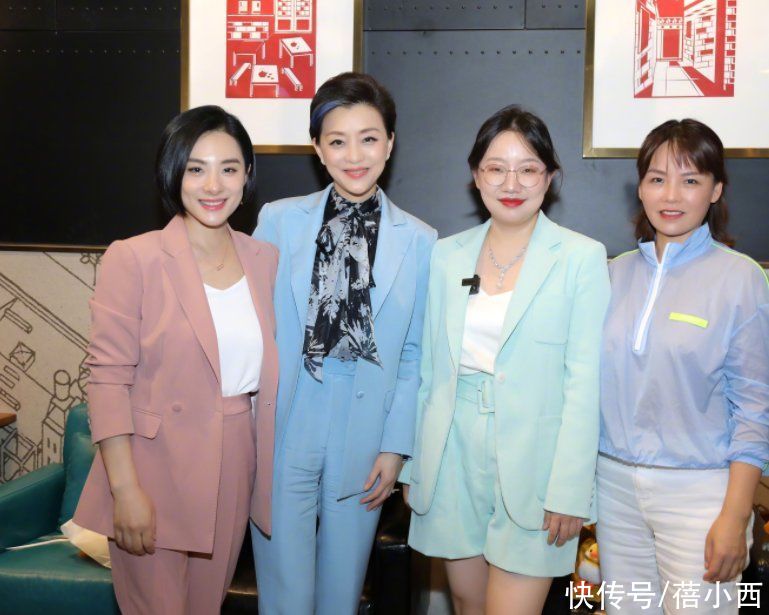 小黑裙|杨澜和富商老公同框，穿小黑裙配丝袜真优雅，依偎着老公一脸幸福