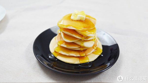 不用烤箱，平底锅就能做出松软如蛋糕的松饼，简单到没朋友