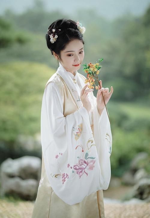 齐胸襦裙#各个朝代的代表性汉服,明制端庄,宋制优雅,你最喜欢哪一种?