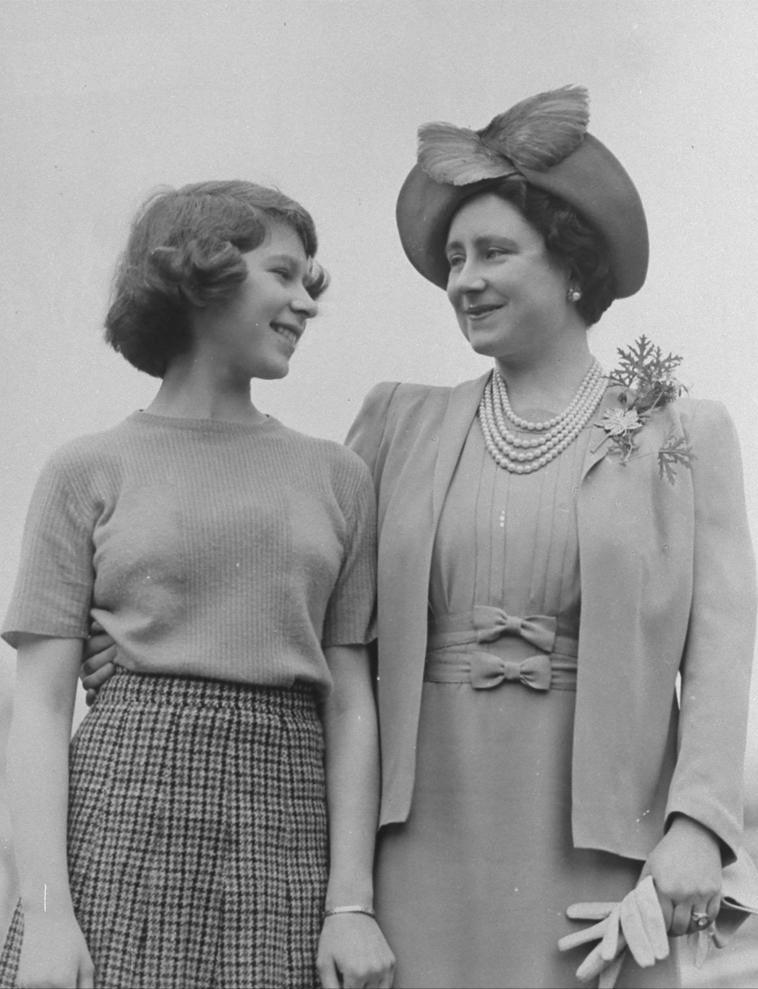 英王室联手庆母亲节，剑桥三宝作画致敬戴妃，乔治继承查尔斯画风